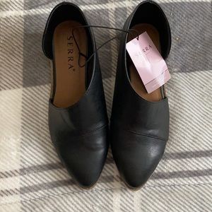 Ladies side-cut booties.